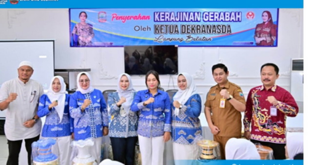 You are currently viewing Dukung Pengrajin Lokal, Zita Anjani Bagikan 50 Guci