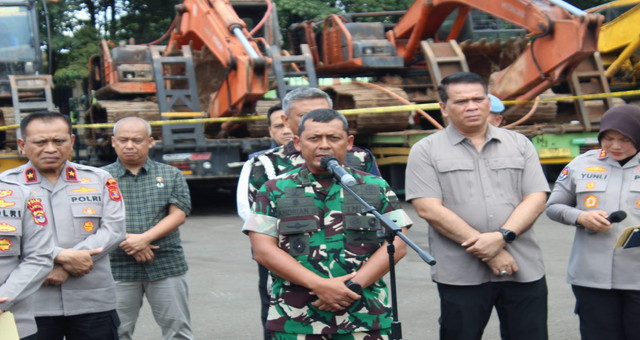 Read more about the article Kasdam Xxi/radin Inten Hadiri Press Release Terkait Tambang Emas Ilegal