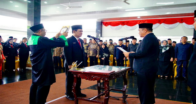 Read more about the article Bupati H. M. Toha Tohet Lantik Sekda, dan Sejumlah Pejabat Lainnya