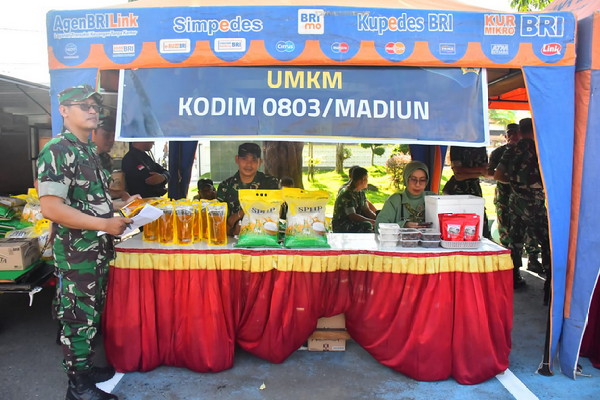 Read more about the article Stand UMKM Kodim 0803/Madiun Meriahkan Bazar Murah di Halaman Korem 081/DSJ