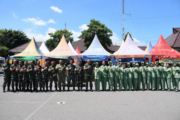 Read more about the article Jelang Hari Raya, Korem 081/DSJ Gelar Bazar Murah TNI