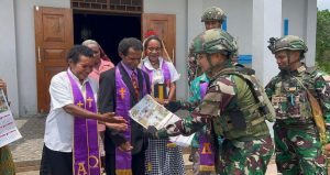 Read more about the article Satgas Yonif 521/DY Laksanakan Komsos di Gereja GKI Yoska Yudea Benawa