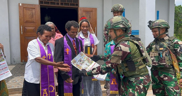 Read more about the article Satgas Yonif 521/DY Laksanakan Komsos di Gereja GKI Yoska Yudea Benawa
