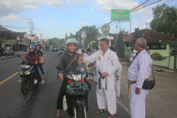 Read more about the article Dari Dojo ke Jalanan, Anak-anak Karate INKAI Ranting Kodim 0806/Trenggalek Berbagi Takjil