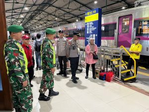 Read more about the article Menjaga Hangatnya Mudik, Prajurit Kodim Madiun Siaga di Stasiun Sambut Ribuan Pemudik