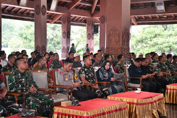 Read more about the article Dandim Ponorogo Hadiri Penyerahan 29 Truk Operasional KDKMP