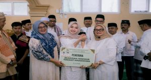 Read more about the article Bupati Lampung Timur Serahkan Beasiswa ke Juara KDI