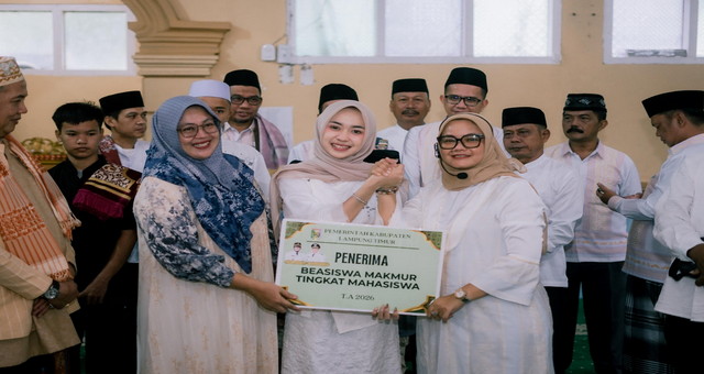 Read more about the article Bupati Lampung Timur Serahkan Beasiswa ke Juara KDI