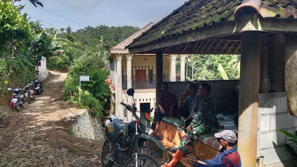 Read more about the article Komsos Rutin, Sarana Babinsa Kodim Ponorogo Jaga Kedekatan dengan Warga