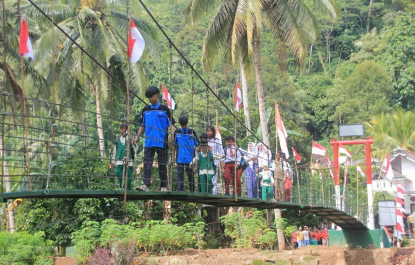 Read more about the article Jadi Akses Vital Warga, Jembatan Perintis Garuda di Wilayah Korem 081/DSJ Berlanjut