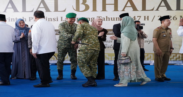 Read more about the article Momen Hangat Danrem 043/Gatam Bersama Gubernur  di Halal Bihalal Idul Fitri 1447 H