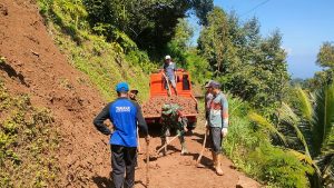 Read more about the article Akses Jalan Kembali Terbuka, Kebersamaan Warga Padas Hadapi Longsor Jadi Kekuatan