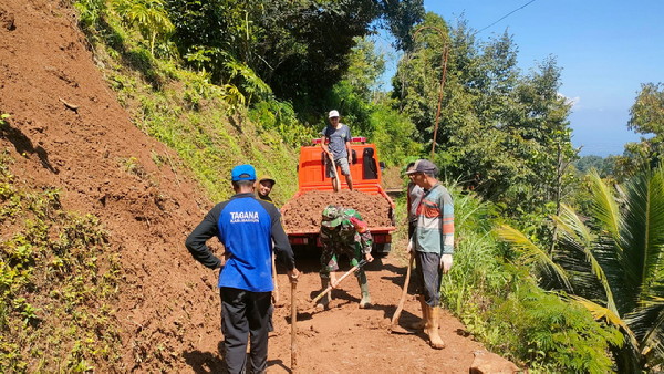 You are currently viewing Akses Jalan Kembali Terbuka, Kebersamaan Warga Padas Hadapi Longsor Jadi Kekuatan