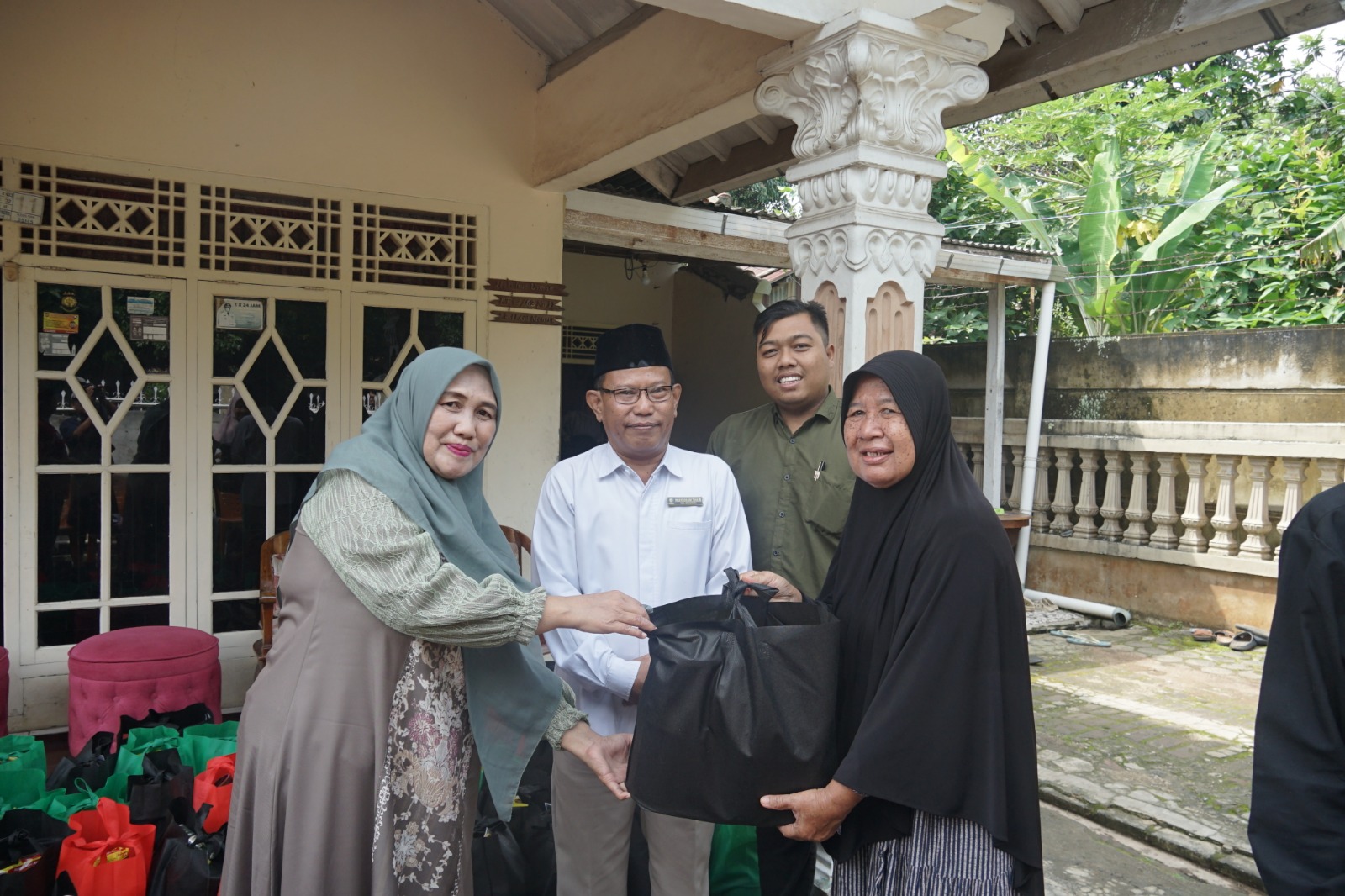 Read more about the article Jelang Lebaran! IIB Darmajaya dan Yayasan Alfian Husin Bagikan Puluhan Bingkisan ke Warga Sekitar Kampus