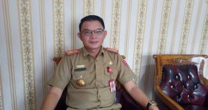 Read more about the article Kadis Kominfo Lambar Luruskan Isu Larangan Kendaraan Plat Luar Daerah Parkir di Lingkungan Pemda