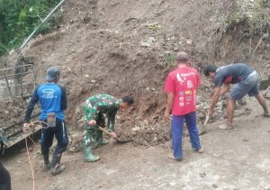 Read more about the article Tanah Longsor Tutup Jalan Desa, Babinsa Gerak Cepat Kerja Bakti