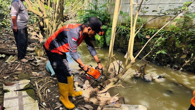 Read more about the article Tak Kenal Libur, Satgas Gabungan Bersihkan Saluran Drainase