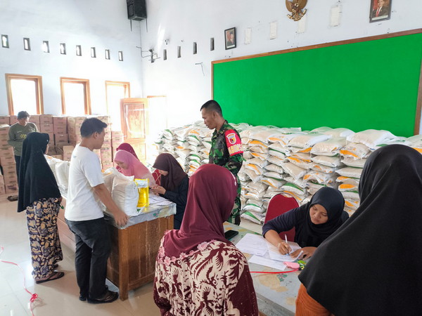 You are currently viewing Di Balik Karung Beras dan Setiap Liter Minyak, Ada Harapan Warga Sukosari yang Dijaga Babinsa