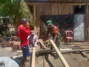 Read more about the article Saat Kepedulian Menjadi Nyata: Babinsa dan Warga Gemarang Renovasi Rumah Ibu Darsini