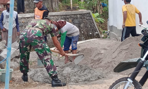 Read more about the article Babinsa dan Warga Gotong Royong Perbaikan Jalan Wujudkan Kemajuan Pembangunan Desa