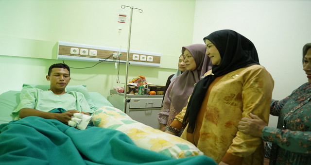 Read more about the article Bunda Eva Sambangi Pegawai BPBD  Alami Kecelakaan Saat Tugas Evakuasi