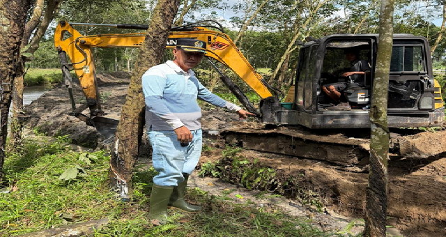 You are currently viewing Rogoh Kocek Pribadi,  Edi Anwar Normalisasi Sungai di Murnijaya