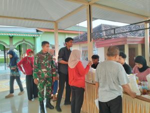 Read more about the article Ribuan Warga Ngadirejo Terima Bantuan Pangan, Babinsa Hadir Pastikan Penyaluran Tepat Sasaran
