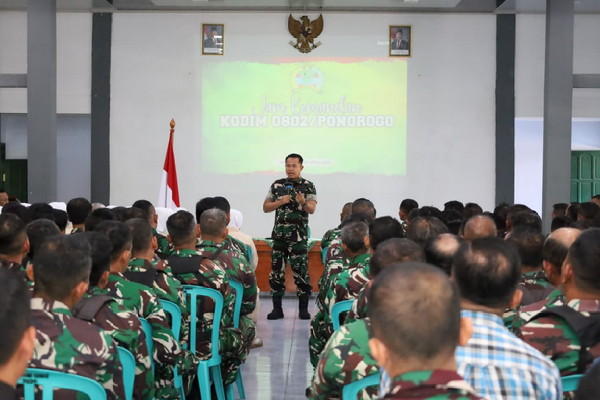 Read more about the article Tingkatkan Profesionalitas Kerja, Dandim Ponorogo Berikan Jamdan dan Pengecekan Kendaraan