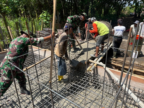 Read more about the article Semangat Kebersamaan, TNI dan Warga Bangun Pondasi Jembatan Garuda Kauman