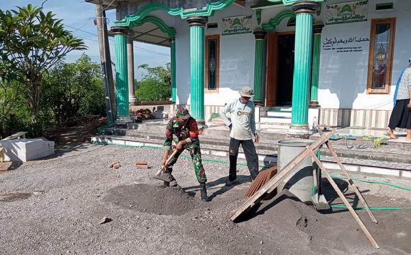 Read more about the article Gotong Royong Babinsa dan Warga Renovasi Mushola Al-Muta’alim