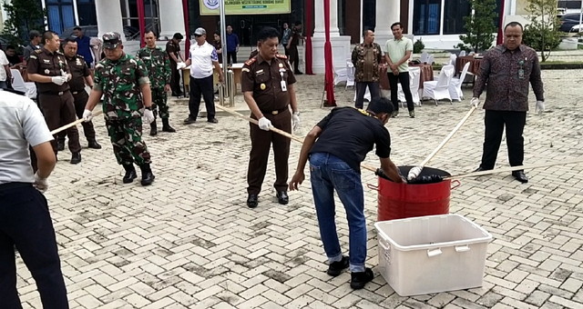You are currently viewing Kejari Tubaba Musnahkan BB  Kejahatan