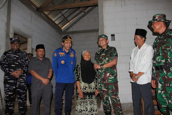 You are currently viewing Senyum Mbah Paini Melihat Rumahnya Direhab TNI