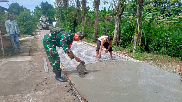 Read more about the article Saat TNI dan Warga Menyatu, Jalan Desa Perlahan Jadi Harapan Baru