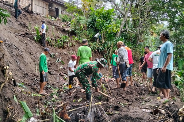 Read more about the article Gotong Royong Usai Longsor, TNI dan Warga Tileng Bersatu Pulihkan Jalan Harapan