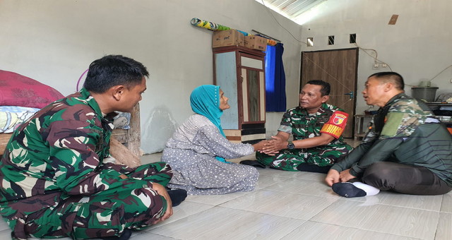 Read more about the article Babinsa Sukosewu Bantu Lansia Korban Penipuan