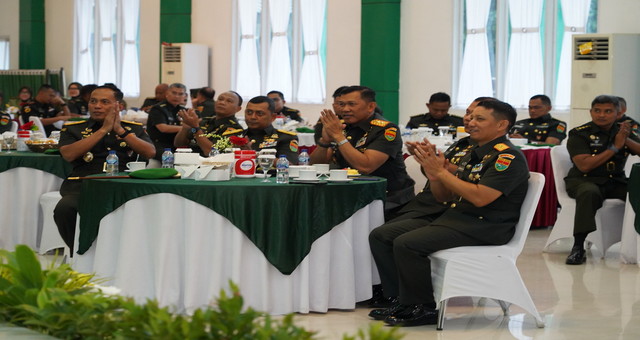 Read more about the article Danrem 043/Gatam Hadiri Tradisi Satuan dan Sertijab Pejabat Kodam XXI/RI