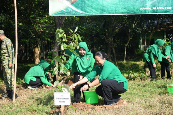 You are currently viewing Persit KCK Koorcab Rem 081 Tanam Ratusan Pohon Produktif di Kawasan Gunung Kendil
