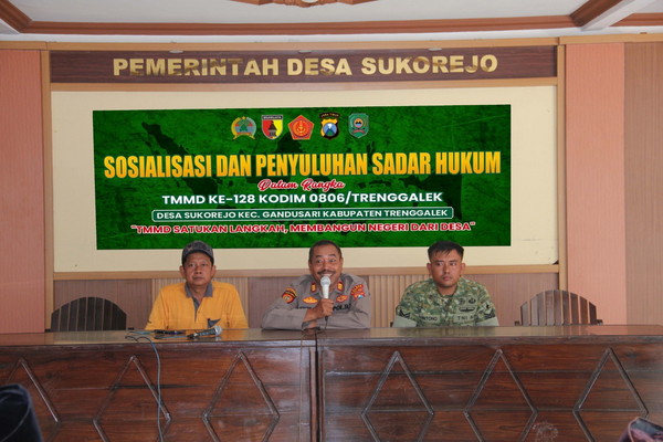 You are currently viewing Gandeng Polri, Satgas TMMD Ke-128 Polri Sosialisasi Sadar Hukum