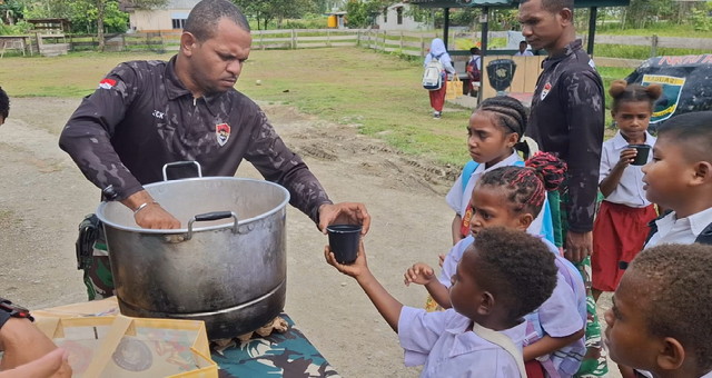 Read more about the article Satgas Pamtas Kewilayahan RI-PNG Yonif 763/SBA Berbagi Bersama Anak-Anak Distrik Fef