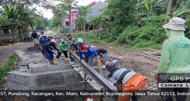 Read more about the article Babinsa Kodim Bojonegoro dan Masyarakat Gotong Royong Garap 10 Jembatan Perintis Garuda