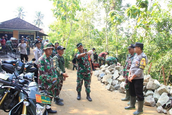 Read more about the article Cegah Longsor, Satgas Perkuat Bangunan Tanggul Penahan Jalan