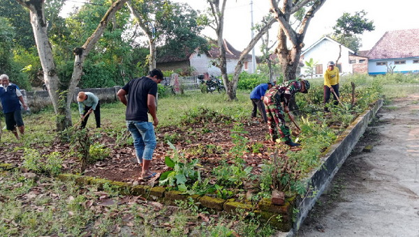 You are currently viewing Aktif Bantu Warga, Babinsa Kodim Ponorogo Ikut Kerja Bakti Bersihkan Lingkungan