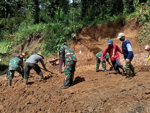 Read more about the article TNI Bersama Warga Gotong Royong Timbun Abutment Jembatan Garuda Desa Samar