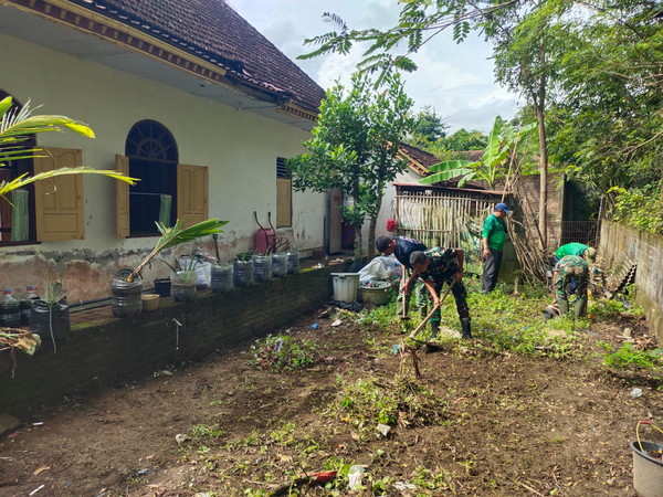 Read more about the article Satgas TMMD Bersih-Bersih, dari Gereja hingga Pasar Tradisional