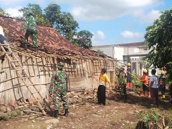 Read more about the article TNI dan Warga Nampu Bergotong Royong Pascaputing Beliung