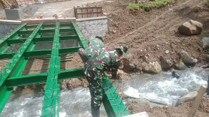 Read more about the article Babinsa Desa Gondanggunung Gotong Royong Bersama Warga Percepat Pembangunan Jembatan Garuda