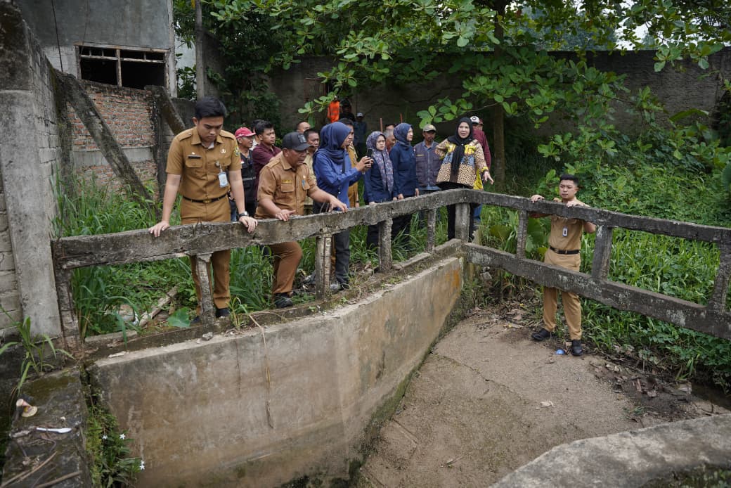 You are currently viewing Wali Kota Tinjau Aliran Sungai dan Gorong-Gorong di Perumahan Pujangga Alam