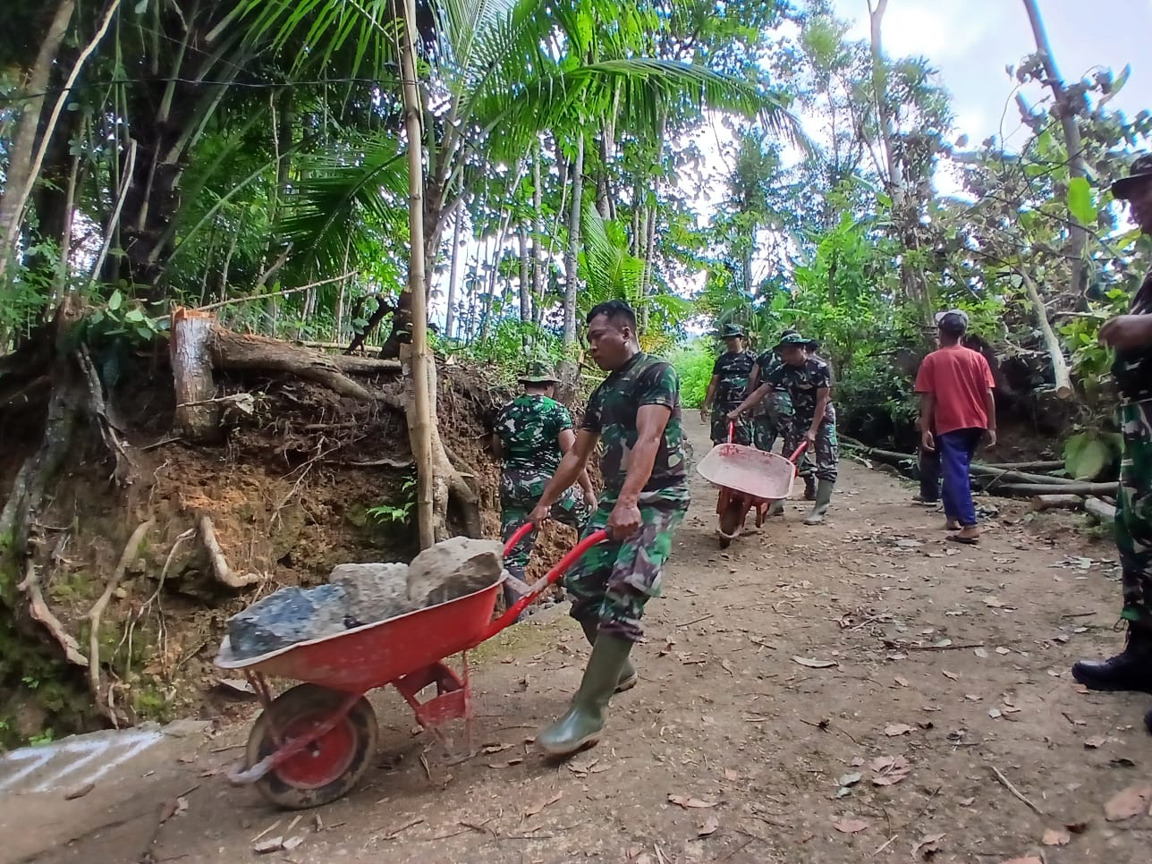 You are currently viewing Satgas TMMD dan Warga Wonorejo Semangat Kerjakan Rabat Jalan