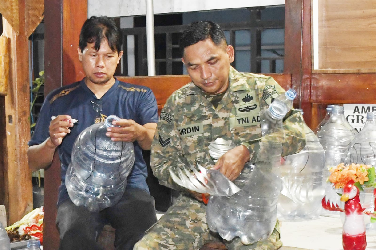 Read more about the article Kreativitas Prajurit TNI, Sertu Nurdin Sulap Galon dan Botol Bekas Jadi Barang Bernilai Ekonomis