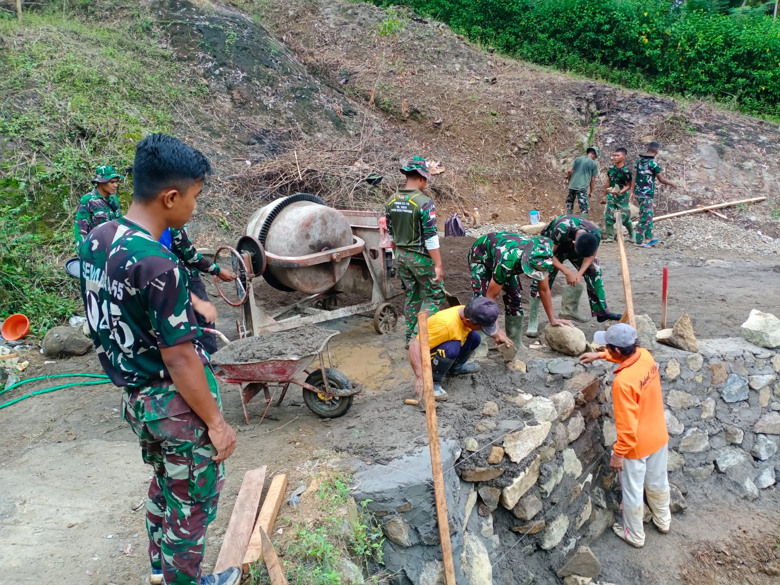 Read more about the article Satgas bersama Warga Kebut Pembangunan Tanggul Penahan Jalan